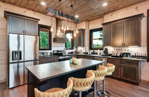 Sevierville Casa | New Explorer's Hideaway,Mtn View, Firepit,Upscale