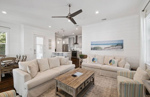 Greenway Park Casa | NEW! Fall Break OPEN 4 BR, Pool, Bikes & close to shopping & beach