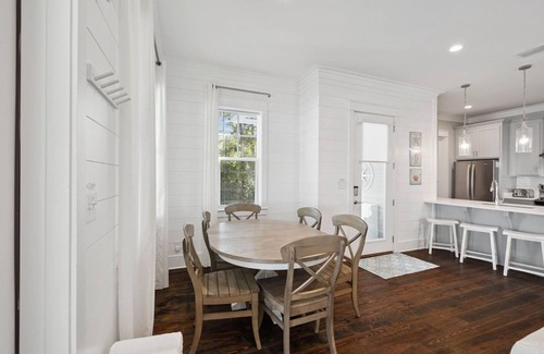 Greenway Park Casa | NEW! Fall Break OPEN 4 BR, Pool, Bikes & close to shopping & beach