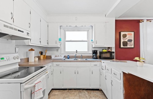 Scranton Casa | NEW! " Fall Season " open space concept & cozy 2 bed ranch - min from downtown