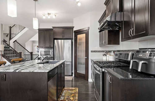 Calgary Casa | Family Haven Near Airport ✈ | Kids Play Den, BBQ Deck + FREE Banff Pass & Wine!