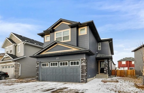Calgary Casa | Family Haven Near Airport ✈ | Kids Play Den, BBQ Deck + FREE Banff Pass & Wine!