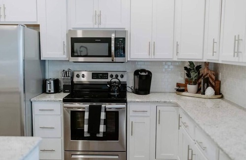 Murfreesboro Casa | NEW Family Friendly Maple Mansion | Sleeps 28