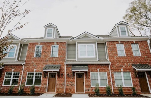 Murfreesboro Casa | NEW Family Friendly Maple Mansion | Sleeps 28