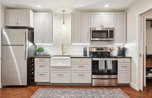 Hill East Cama Y Desayuno | NEW Family-Friendly Capitol Hill Home with Free Parking & Close Metro Access