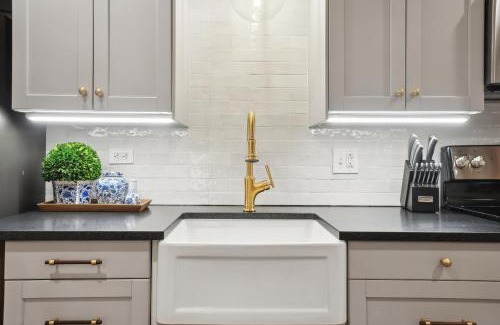 Hill East Cama Y Desayuno | NEW Family-Friendly Capitol Hill Home with Free Parking & Close Metro Access