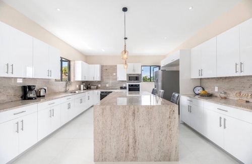 Maynards Casa | New Family-sized House w/pool, 5 mins from beach
