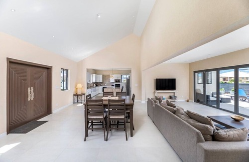 Maynards Casa | New Family-sized House w/pool, 5 mins from beach