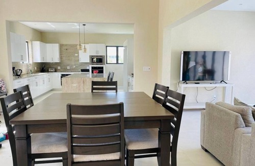 Maynards Casa | New Family-sized House w/pool, 5 mins from beach