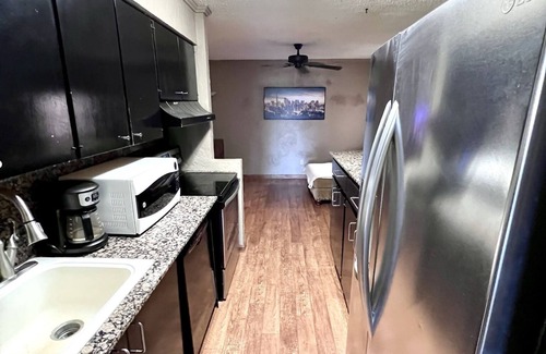 Central Oklahoma City Condominio | *NEW* ★ Family sized Condo Near Downtown with FastWi-Fi and exclusive balcony!★