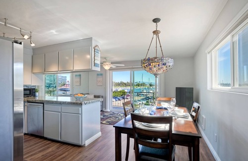 Coronado Condominio | *NEW*Fantastic Location! Large Balcony Overlooking Yacht Club. Walk to Hotel Del