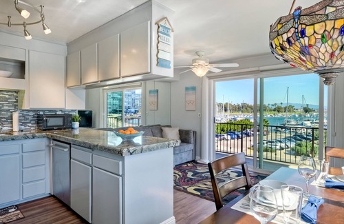 Coronado Condominio | *NEW*Fantastic Location! Large Balcony Overlooking Yacht Club. Walk to Hotel Del