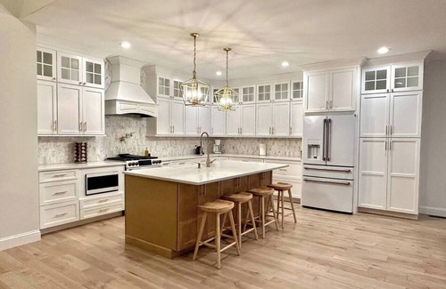 Montgomery Casa | Dream escape, new modern farmhouse, stunning views, game room & hot tub for 17+!