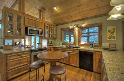 Cashes Valley Cabina | New! Fightingtown Creek, Hot Tub
