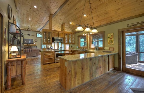 Cashes Valley Cabina | New! Fightingtown Creek, Hot Tub