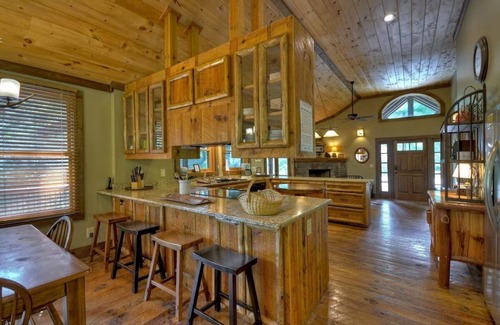 Cashes Valley Cabina | New! Fightingtown Creek, Hot Tub