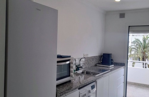 Caleta de Velez Apartamento | NUEVO Primera Línea Playa, Vistas al Mar, Aire, WiFi, Piscina 2 Terrazas Parking