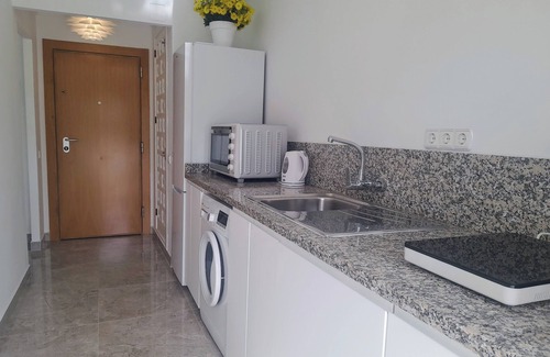 Caleta de Velez Apartamento | NUEVO Primera Línea Playa, Vistas al Mar, Aire, WiFi, Piscina 2 Terrazas Parking