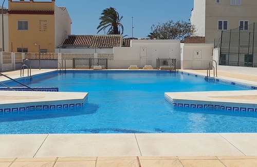 Caleta de Velez Apartamento | NUEVO Primera Línea Playa, Vistas al Mar, Aire, WiFi, Piscina 2 Terrazas Parking