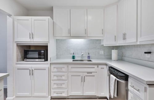South San Francisco Casa | NEW Fits 14! Resort like home 20 min to downtown!
