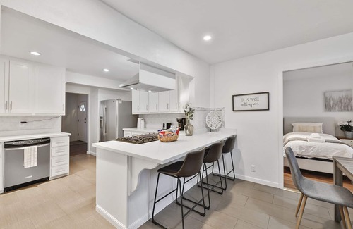 South San Francisco Casa | NEW Fits 14! Resort like home 20 min to downtown!