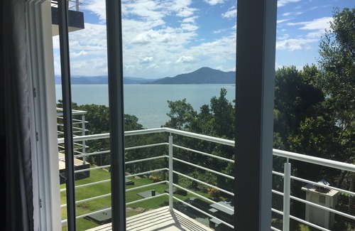 Sambaqui Apartamento | New flat in Sambaqui, with spectacular view between the green and the sea