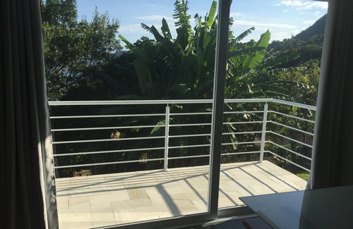 Sambaqui Apartamento | New flat in Sambaqui, with spectacular view between the green and the sea