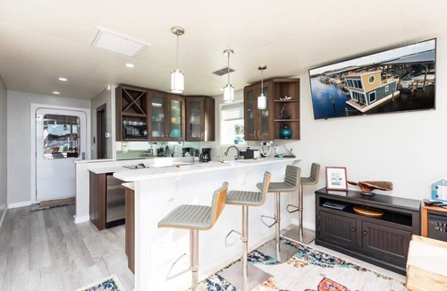 Fleming Island Alquiler De Eote | New Floating Luxury: Unique Houseboat Retreat