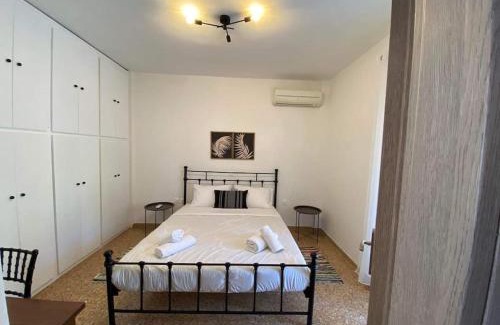 Lavreotiki Apartamento | NEW! Flower Patio House 2 BDR - BBQ - Wash machine