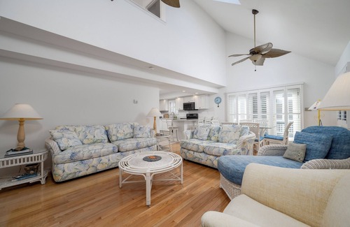 Little Salisbury Casa | New Listing! Spacious Home Located Bayside, just 3 Blocks To The Beach