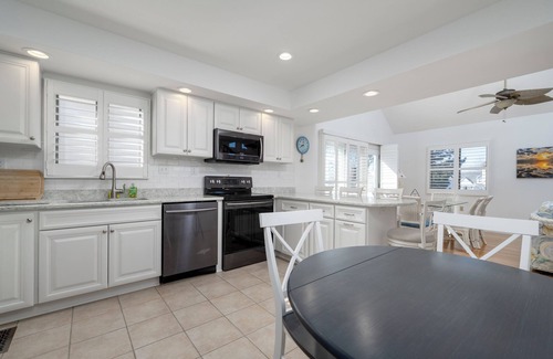 Little Salisbury Casa | New Listing! Spacious Home Located Bayside, just 3 Blocks To The Beach