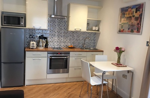 Barton-on-Sea Apartamento | New Forest Barton-on-Sea acantilado, planta baja, apartamento con jardín. 'Bayside'.