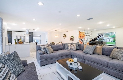 Croissant Park Casa | NEW! Fox Private Resort- Near Downtown & Beach