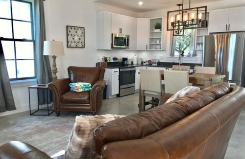 Fredericksburg Cabaña | New Fredericksburg Lodge w/Pool/hot tub 1/2 mile from Luckenbach/5 min-wineries