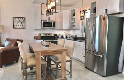 Fredericksburg Cabaña | New Fredericksburg Lodge w/Pool/hot tub 1/2 mile from Luckenbach/5 min-wineries