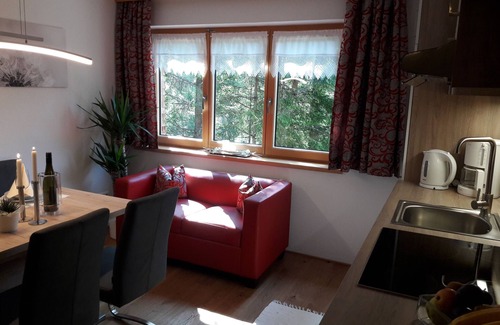 Schroecken Apartamento | Nuevo, WiFi gratis, jardín, césped, parque infantil, hermoso telón de fondo de montaña,