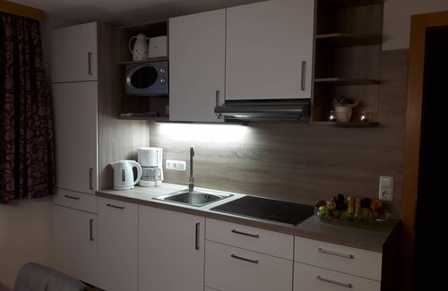 Schroecken Apartamento | Nuevo, WiFi gratis, jardín, césped, parque infantil, hermoso telón de fondo de montaña,
