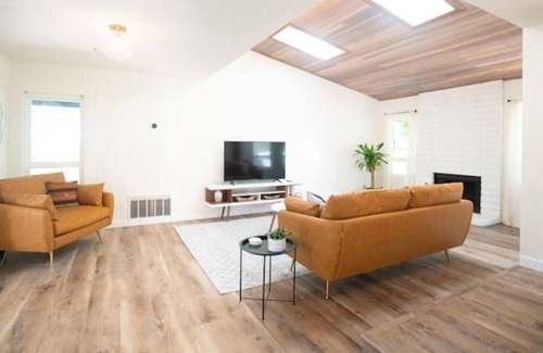 Fire Mountain Casa | NEW Fresh & Bright Oceanside Retreat, Close to All