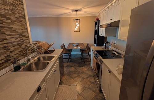 Hillside - Quadra - Downtown Blanshard Condominio | New, fully renovated, modern condo in the vibrant Quadra Village neighbourhood