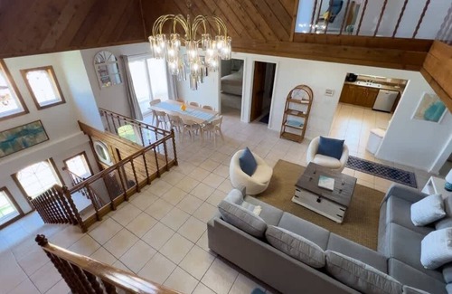 South Padre Island Casa | NEW! Fun Retro Island Vibe * Sleeps 17 * Beach 1 block