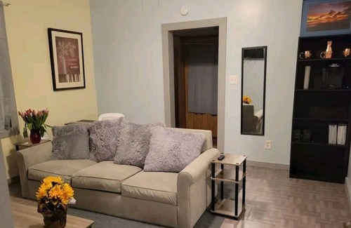 Granite City Casa | New Furnace! Cozy Cheerful home, updated
