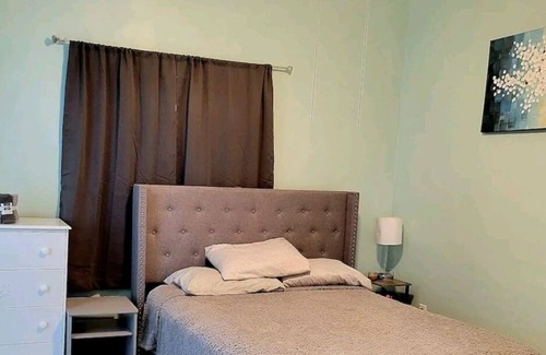 Granite City Casa | New Furnace! Cozy Cheerful home, updated