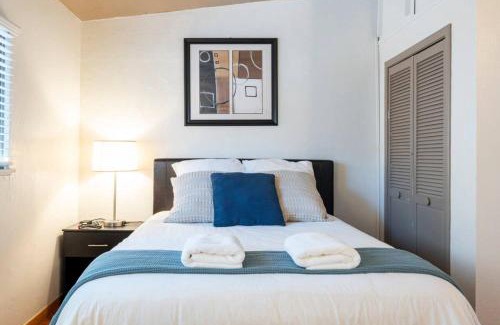 Tennyson - Alquire Casa | New Gateway to SFO - King Bed - BART 10 min walk