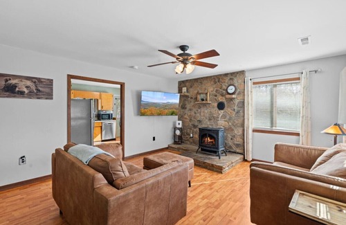Gatlinburg Chalet De Esquí | New! GBurg + 1 Mile to Rocky Top! Hot Tub*Firepit