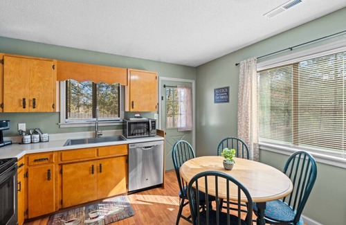 Gatlinburg Chalet De Esquí | New! GBurg + 1 Mile to Rocky Top! Hot Tub*Firepit
