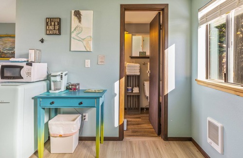Grayland Cabaña | NEW: Get Away to the Ocean at Breakwater Inn & Cottages
