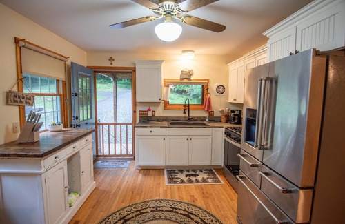 Warrensville Cabina | NEW! Getaway in Warrensville w/ Creek & Fire Pit