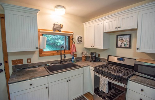 Warrensville Cabina | NEW! Getaway in Warrensville w/ Creek & Fire Pit