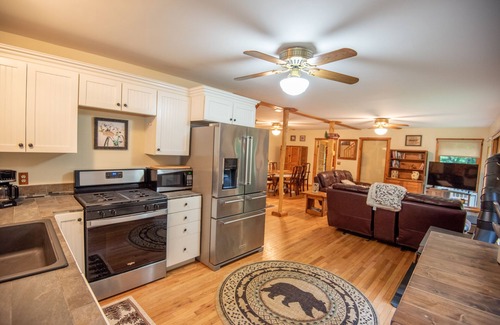 Warrensville Cabina | NEW! Getaway in Warrensville w/ Creek & Fire Pit