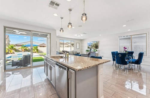 Glendale Casa | New Glendale Listing - Modern - Pool - Near Stadium & Westgate Entertainment